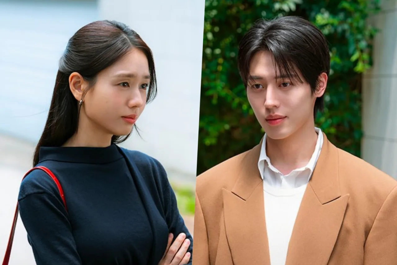 Lee Mi Do (Ahn Eun Jin) e Han Tae Seung (Lee Joo Ahn) se encaram sorrindo, lado a lado, com o logo da série ao fundo