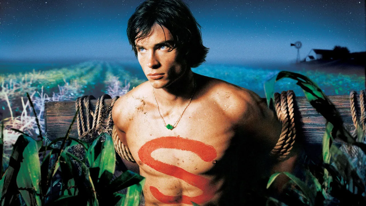 Atleta de super‑herói fazendo supino, capa ao vento, halteres e poster de Smallville na parede