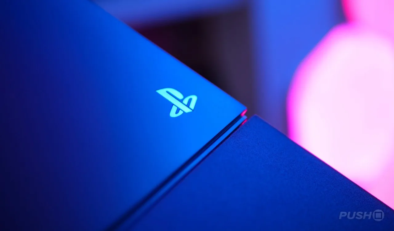 Pessoa em roupa de treino usando fone, segurando controle de PS4 ao lado de halteres e garrafa d'água
