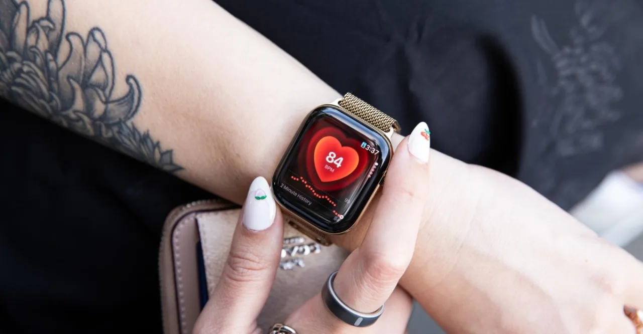 Close-up do Apple Watch Series 12 no pulso, exibindo a nova tela com gráficos de saúde e o icônico logotipo da Apple