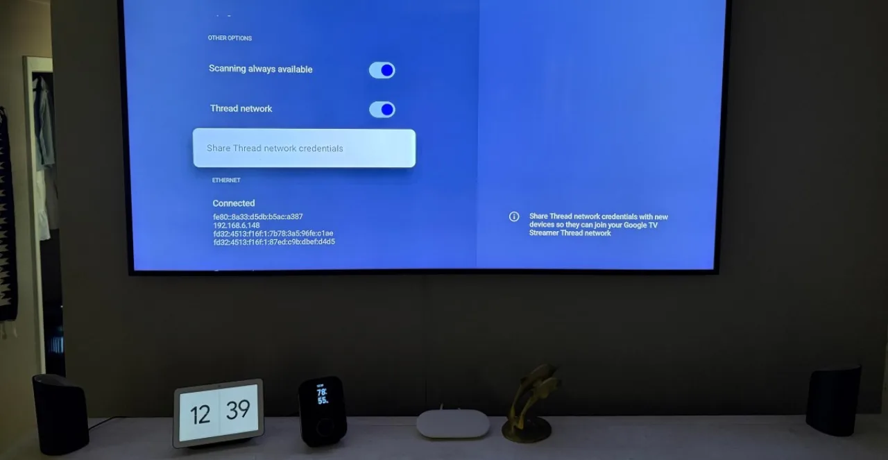 Pessoa fazendo alongamento no sofá, segurando controle remoto ao lado de Apple TV e Google TV