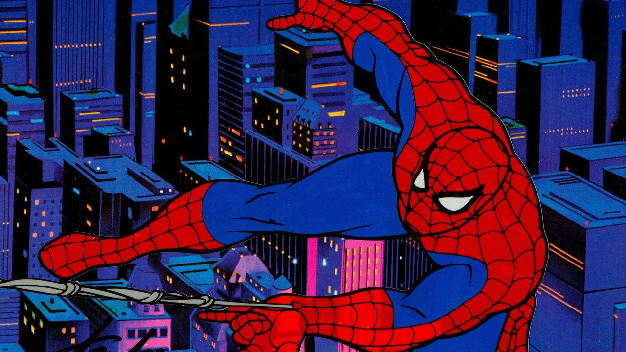 Atleta faz flexão aranha em tapete preto, com halteres cromados, garrafa de água e um pote de pasta de amendoim