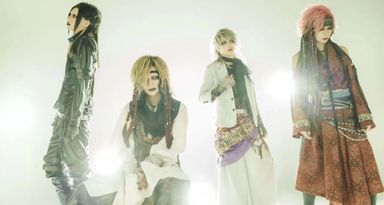 ELISE aparece em pose sombria, vestindo roupas visual kei, segurando o mini‑álbum autointitulado