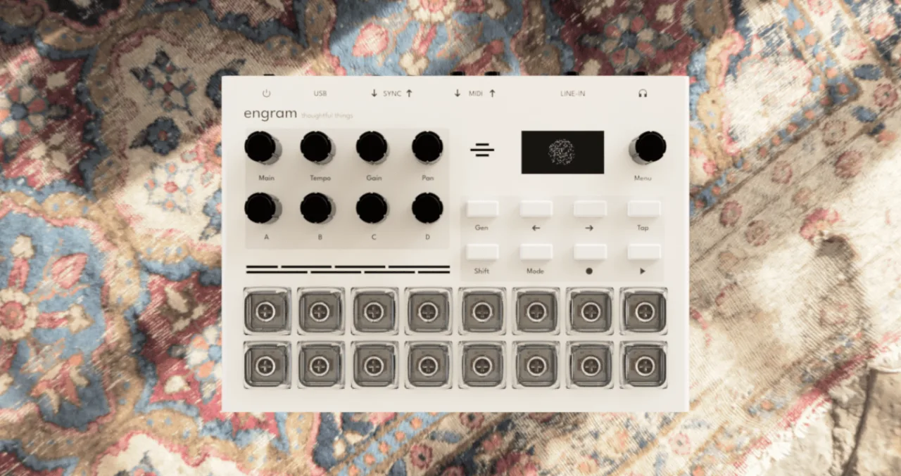 Engram, sampler AI, aparece sobre mesa com tela de Kickstarter, ondas sonoras e interface futurista