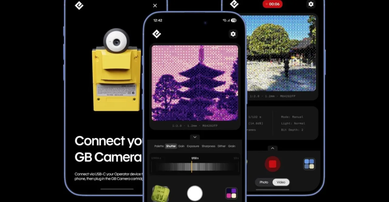 Jovem correndo ao ar livre segurando smartphone com Game Boy Camera conectado como webcam