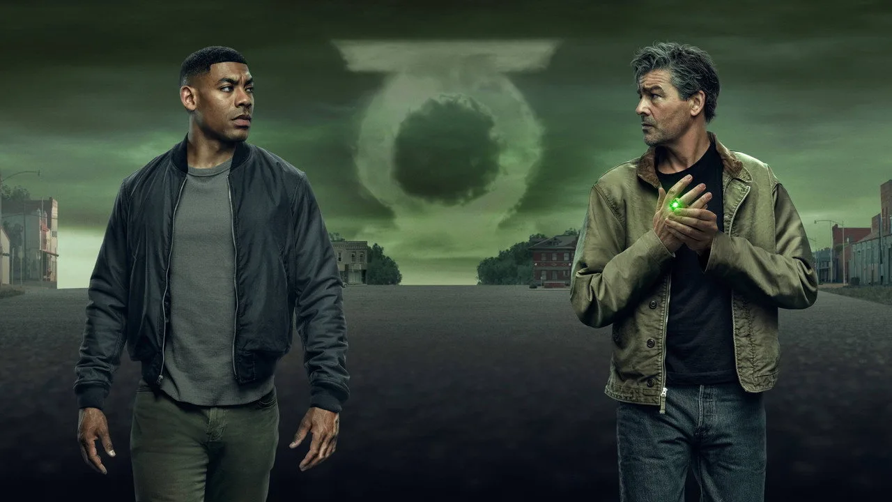 Kyle Chandler faz agachamento com kettlebell verde simulando constructo do anel