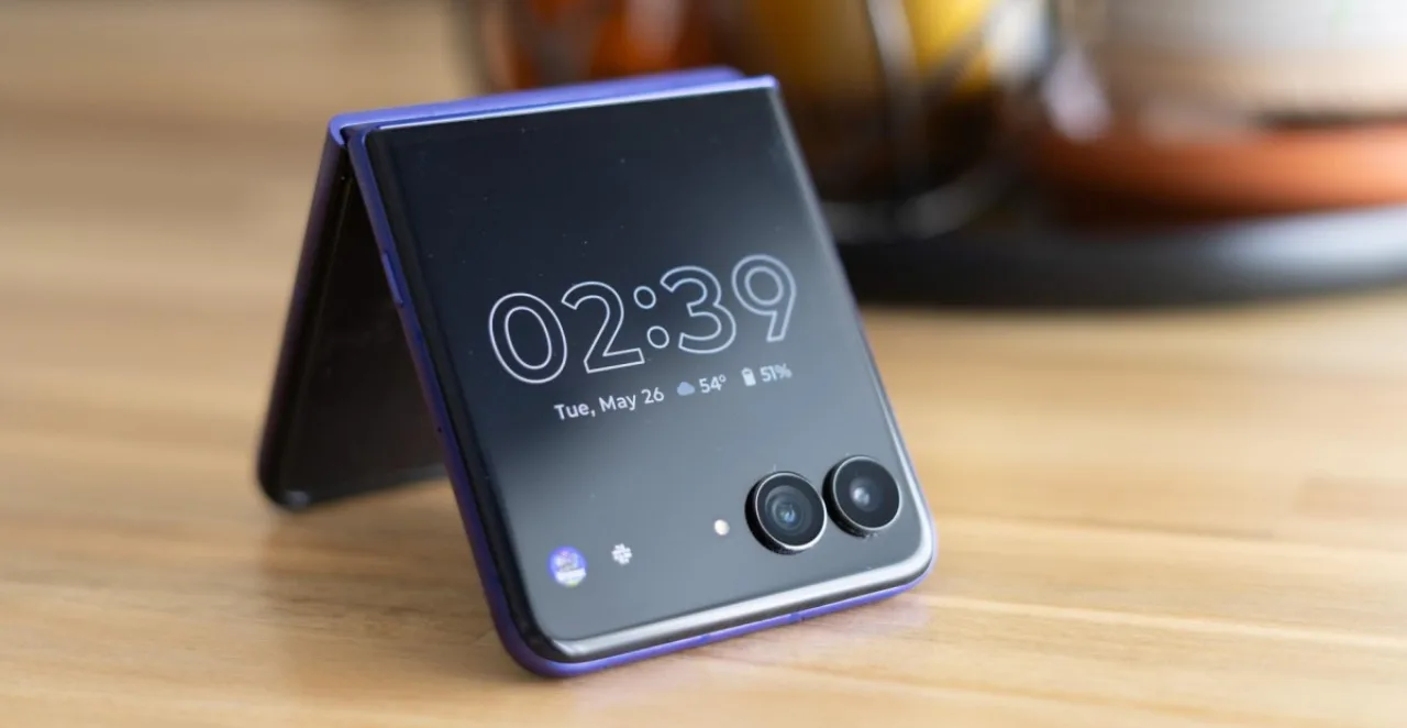 Jovem em roupa de treino faz alongamento, segurando dobrável Motorola com tela mostrando cadeado de privacidade