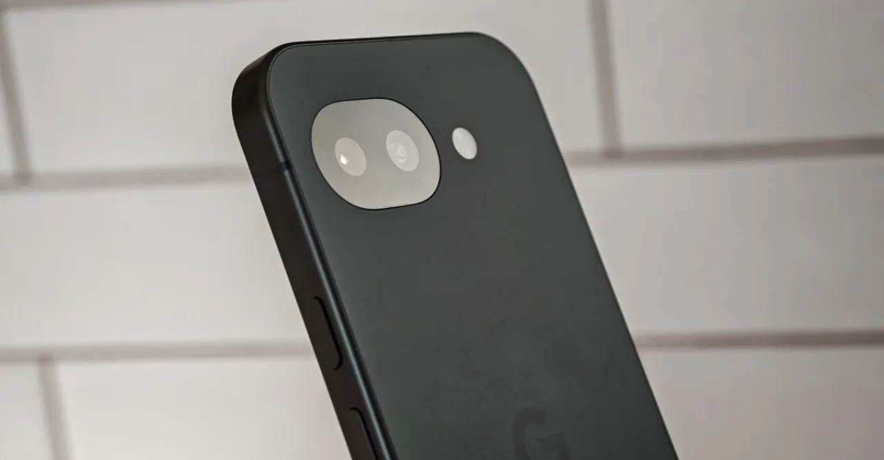 Jovem correndo ao ar livre segurando um smartphone Pixel 10A