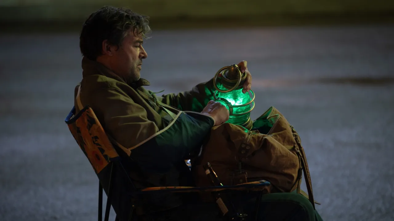 Superman e Batman ao lado do logo da HBO, enquanto o símbolo da Marvel aparece apagado ao fundo