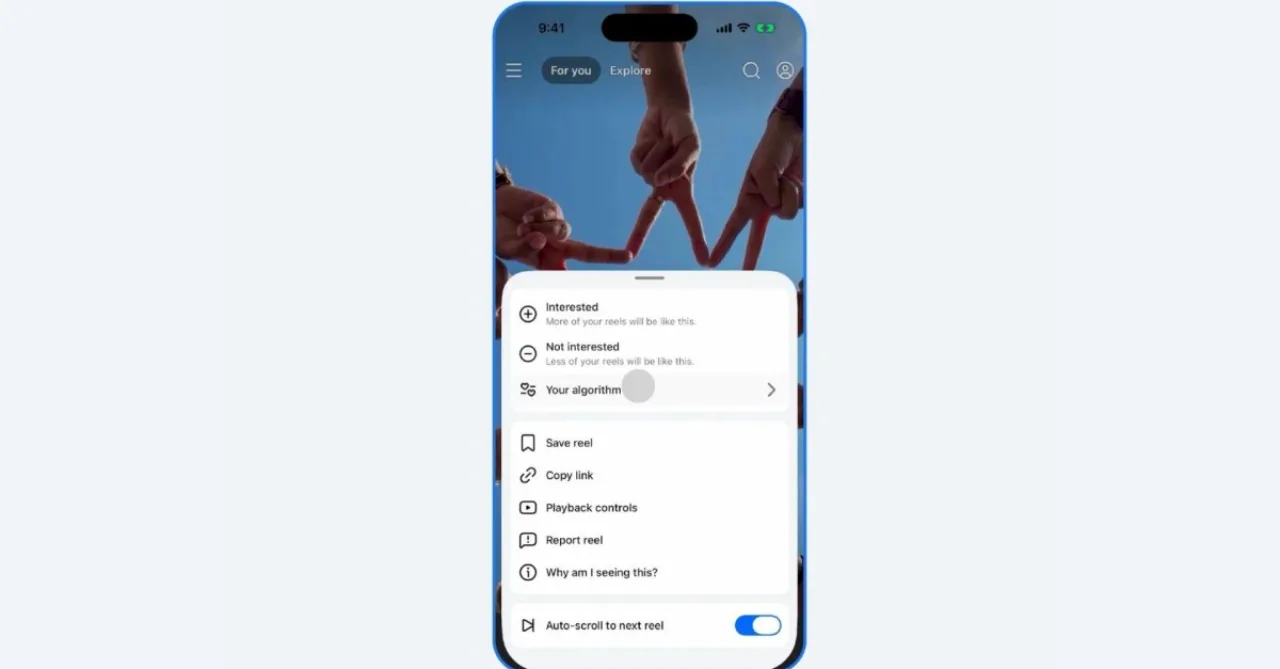Tela de smartphone exibindo a página de configurações ‘Your Algorithm’ do Facebook, com opções de tópicos e logo azul