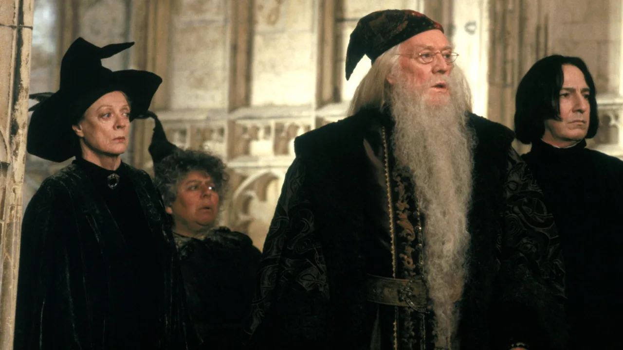 Jovem faz agachamento segurando duas folhas do roteiro de Snape, ao lado de garrafa d'água e halteres