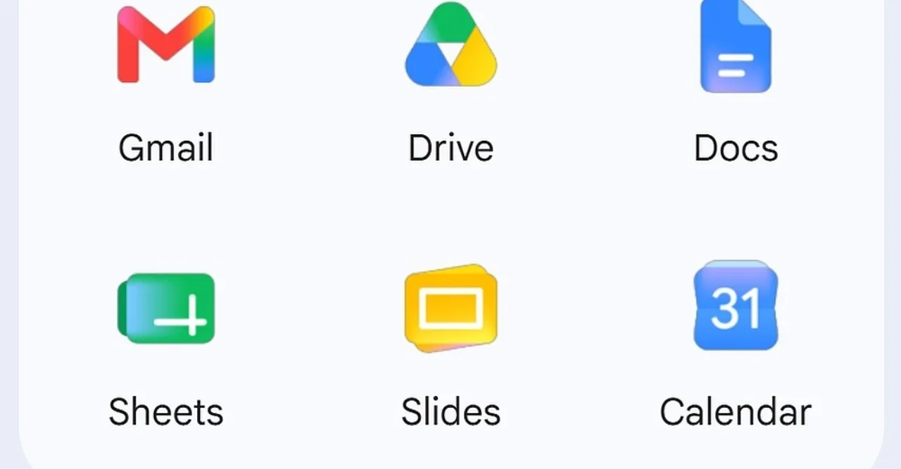 Pessoa usando notebook com ícones coloridos do Google Workspace na tela em um ambiente de escritório moderno