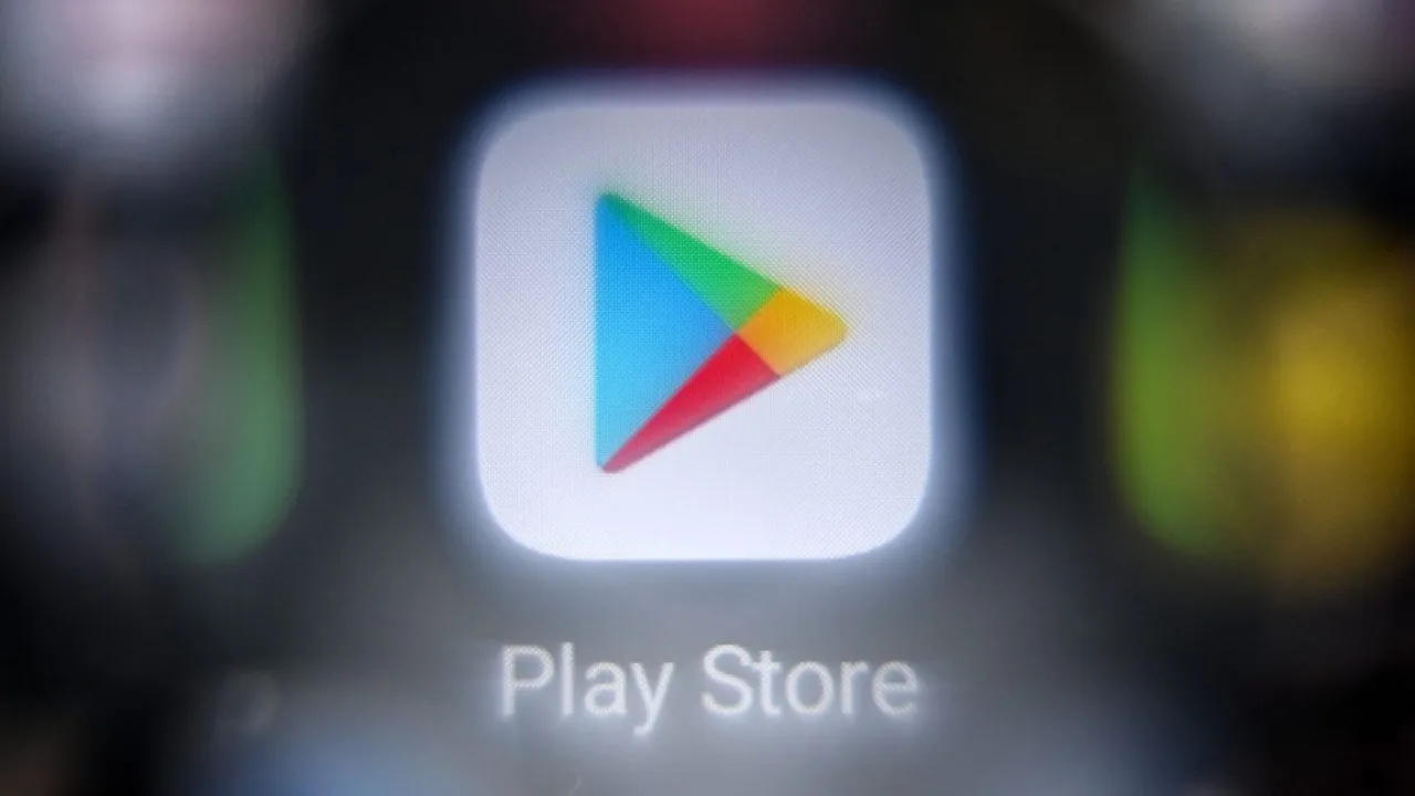 Pessoa correndo ao ar livre, segurando smartphone com ícones de lojas de apps ao redor