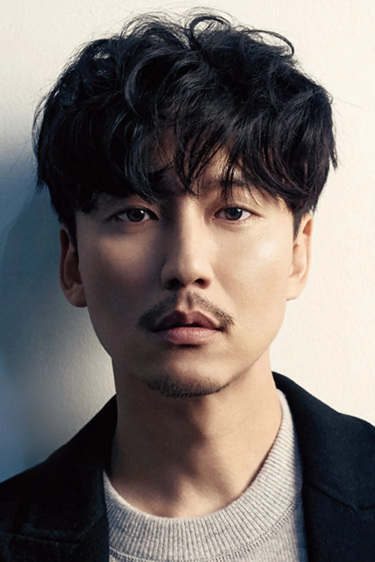 Kim Nam Gil e Lee Joo Bin em trajes esportivos, segurando halteres e usando toalhas, ao fundo um quadro de lei