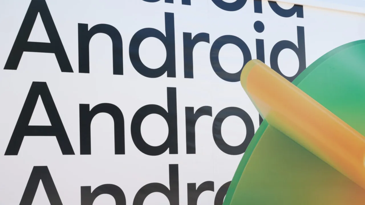 Pessoa usando smartwatch, correndo ao ar livre, com garrafa de água e tênis esportivo ao lado