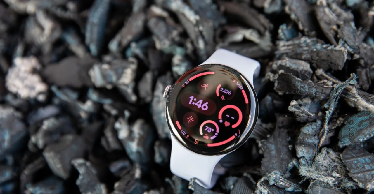 Pessoa correndo ao ar livre checando métricas de frequência cardíaca e ritmo em um smartwatch moderno no pulso
