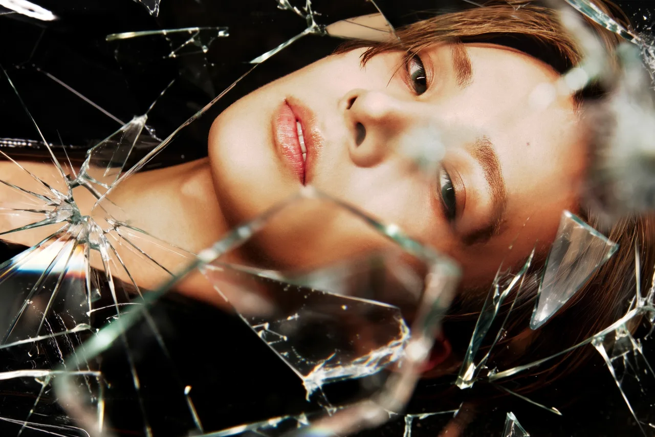 Evan (Heeseung) aparece segurando o disco “Death of Me” ao lado do logotipo do Billboard 200