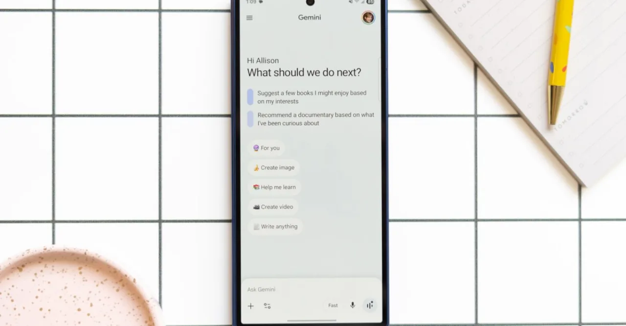 Pessoa exausta olhando um smartphone com ícone do Gemini, rodeada por diversos ícones de apps e sobrecarga digital