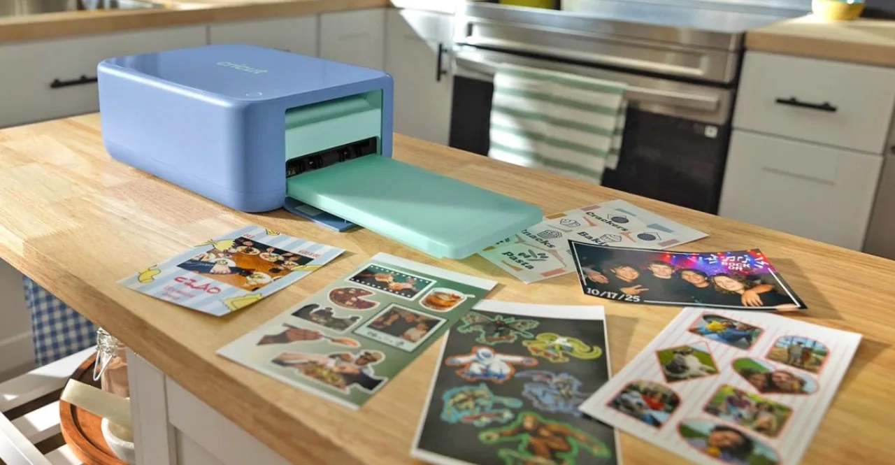 Cricut StickerPix Print em destaque sobre mesa, exibindo tela digital e adesivos recém‑impressos ao lado