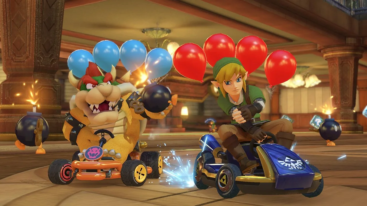 Jovem em roupa esportiva corre na esteira segurando o Switch, com o controle de Mario Kart na mão