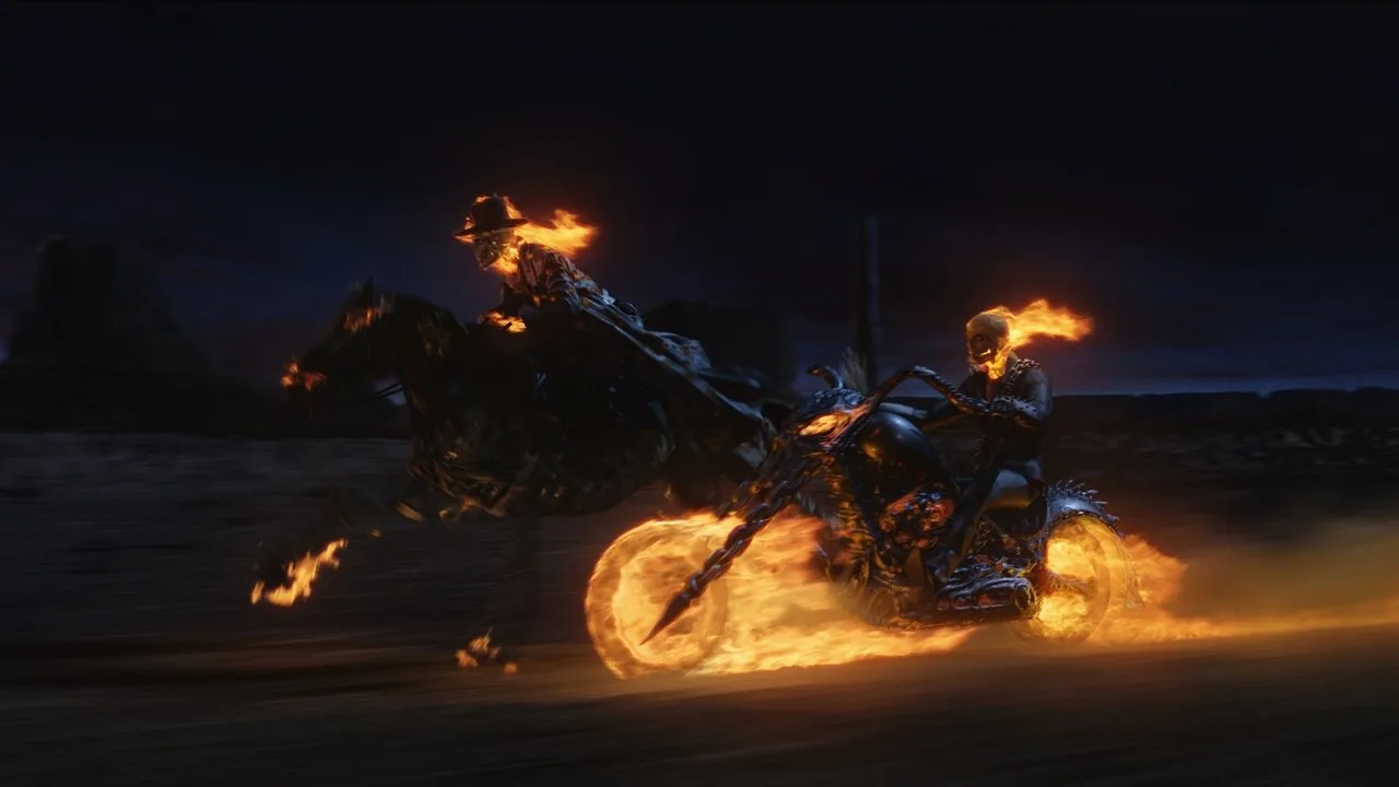 Homem musculoso pedalando bicicleta ergométrica ao lado de um pôster flamejante de Ghost Rider