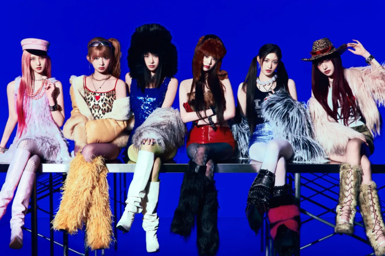 Membros da IVE posam em traje elegante, com o logotipo da Starship Entertainment ao fundo, remetendo à ação judicial
