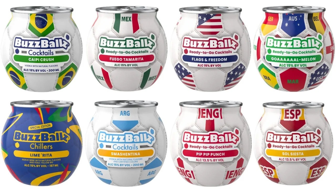 Coquetéis SoccerBallz sobre grama verde com uma bola de futebol, toalha de treino e fatias de limão e hortelã