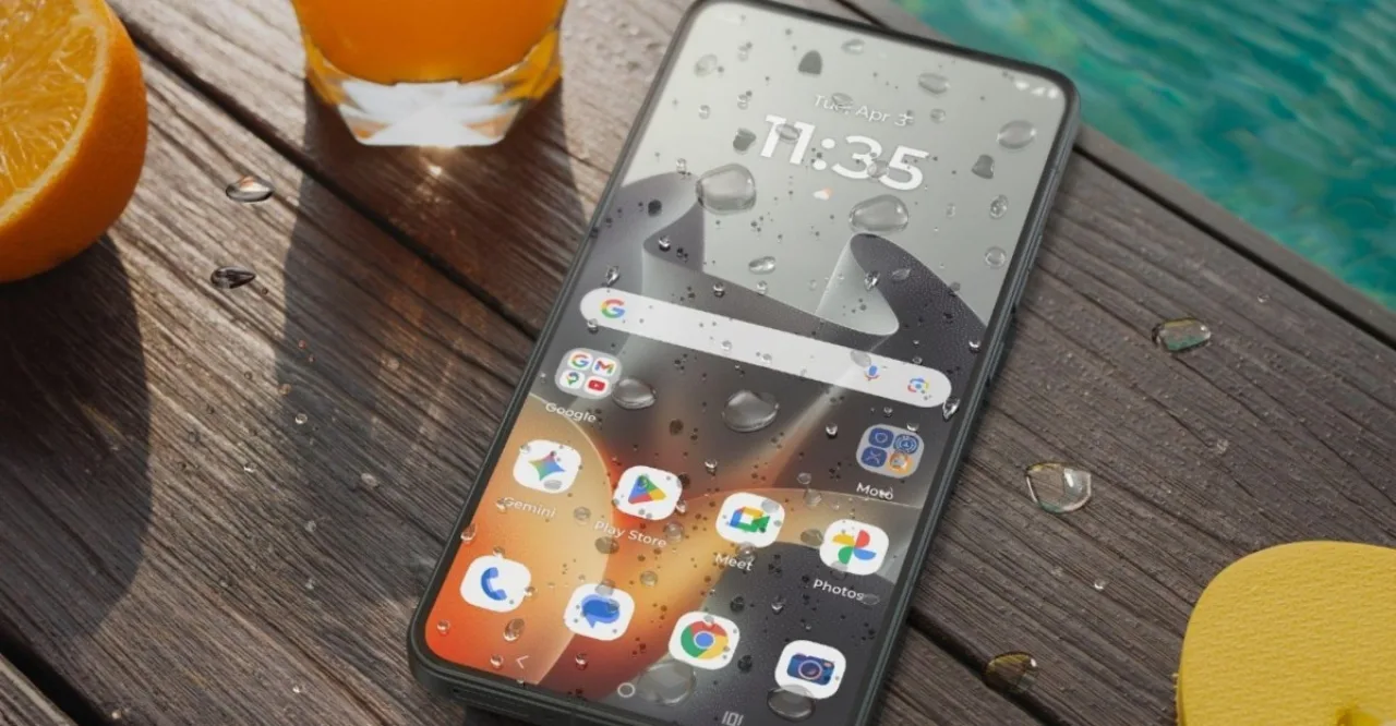Homem correndo ao ar livre, segurando o Motorola Edge 70 Max na mão, com fones de ouvido esportivos