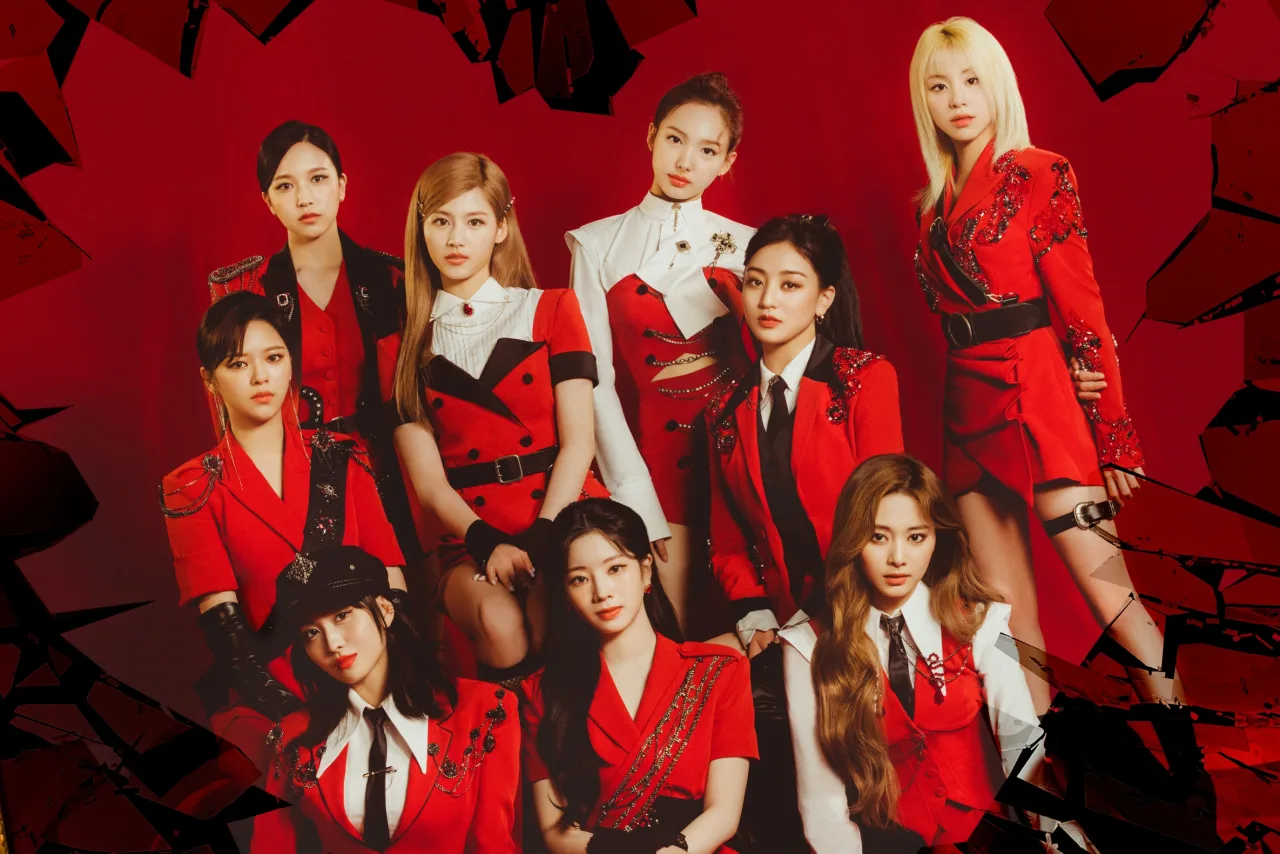 Integrantes da TWICE em cenário futurista colorido com contador de 100 milhões no YouTube
