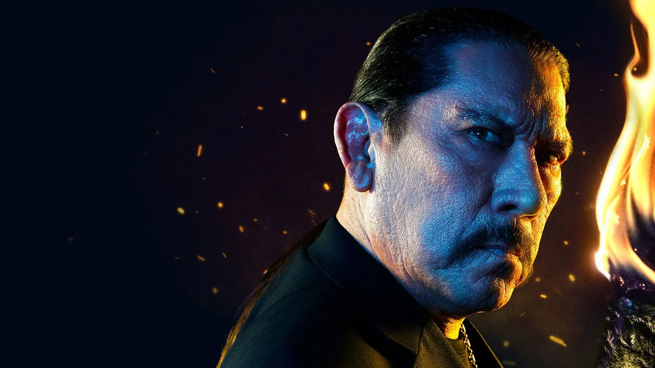 Danny Trejo musculoso segurando um haltere, vestindo jaqueta de couro e fundo de quadrinhos sombrios