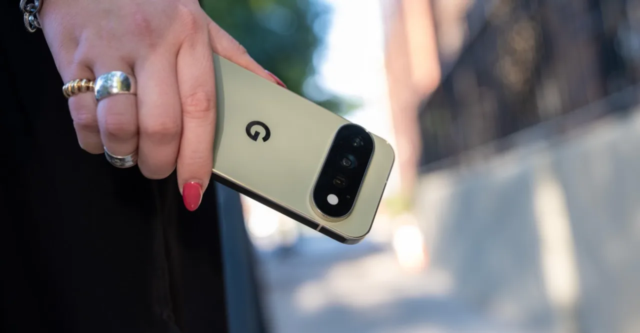 Tela de smartphone exibindo o ícone do Google Gemini e a opção 'Call for Me' ao lado de um contato