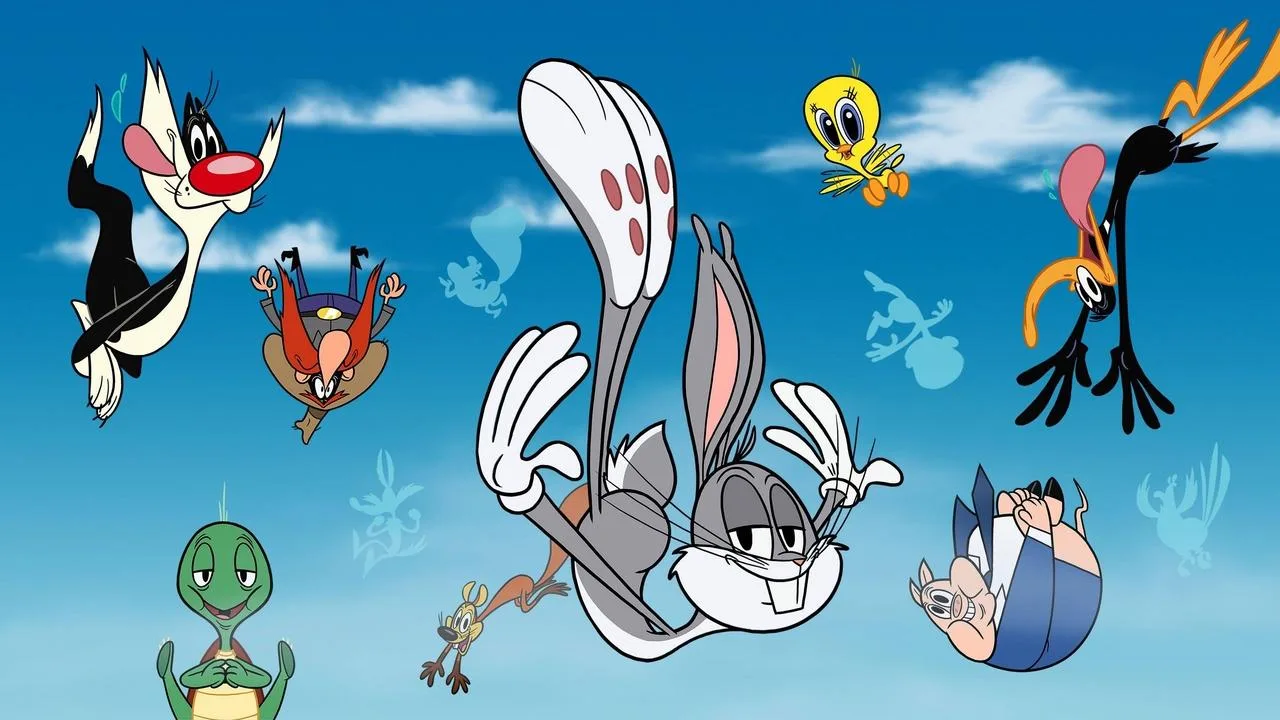 Jovem fazendo polichinelos no sofá, segurando pipoca enquanto vê Daffy Duck na TV