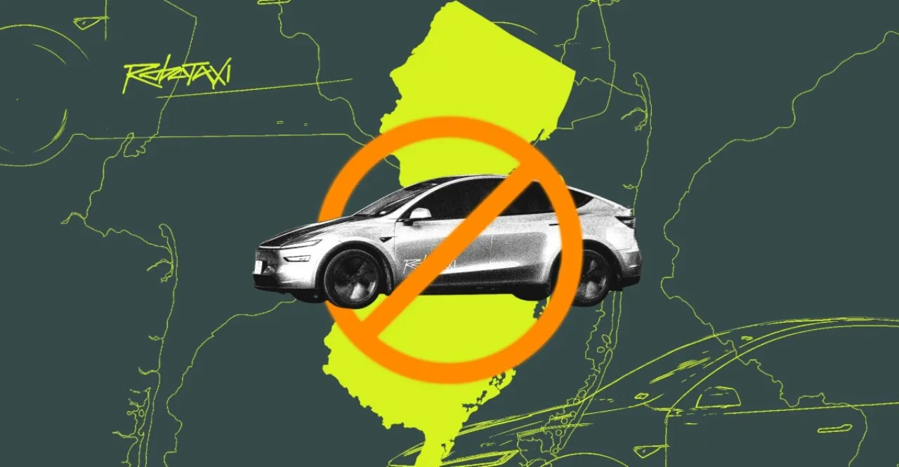 Tesla Model Y autônomo estacionado ao lado de um carro de rideshare com sensores lidar visíveis