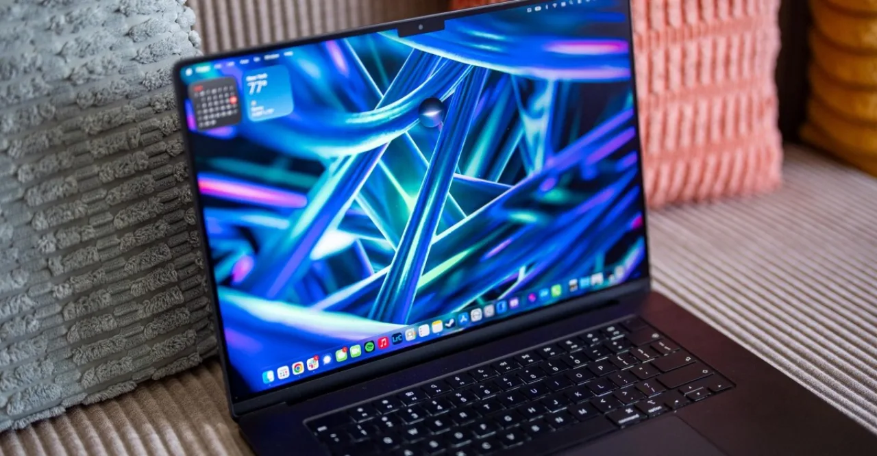 Tela do macOS 27 Golden Gate exibindo a nova Siri AI ao lado do ícone da Apple em um MacBook com efeito liquid glass