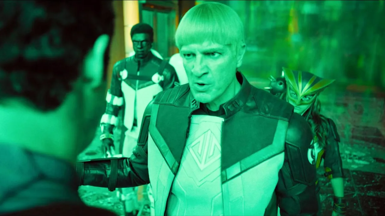 Nathan Fillion em traje verde de Guy Gardner, segurando um anel de energia, ao fundo um céu estrelado de ficção