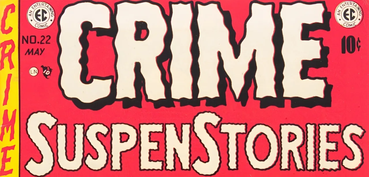 Assassino sinistro empunha cabeça decapitada e machado ensanguentado na chocante capa da Crime SuspenStories #22
