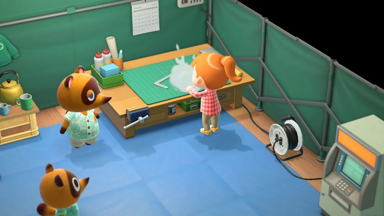 Pessoa vestindo a camiseta “Squid” de Splatoon, correndo na esteira enquanto segura uma garrafa de água