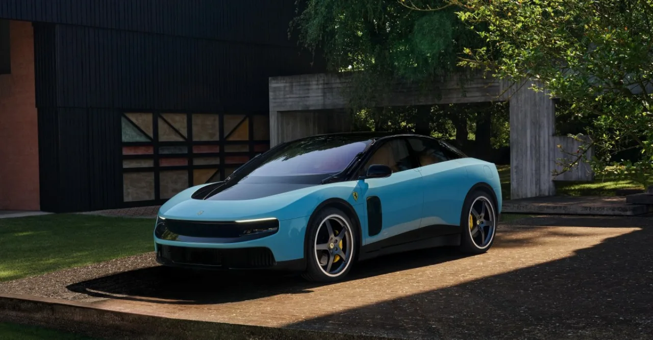 Ferrari Luce EV brilhando sob luzes de LED ao lado de um carregador rápido em um garage de luxo