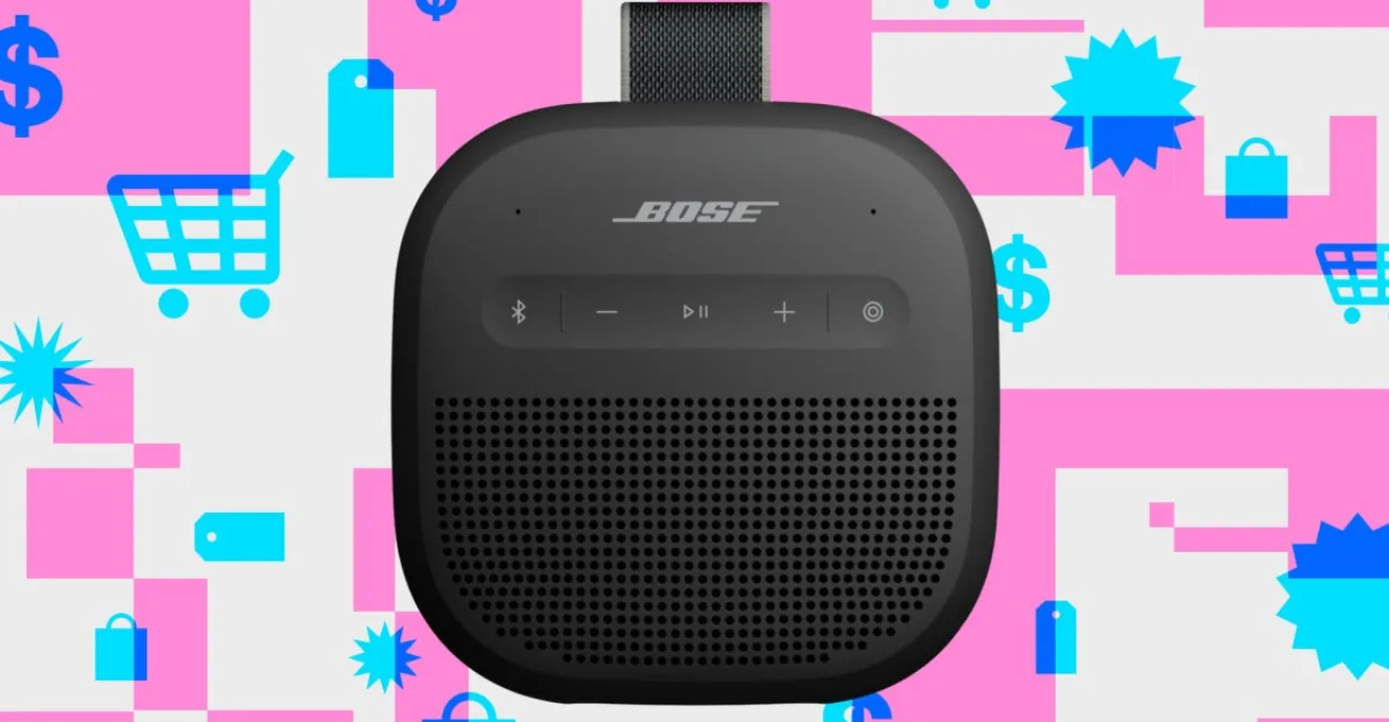 Jovem correndo na praia ao pôr‑sol, usando fones e ao lado uma caixa Bose SoundLink Micro sobre a areia