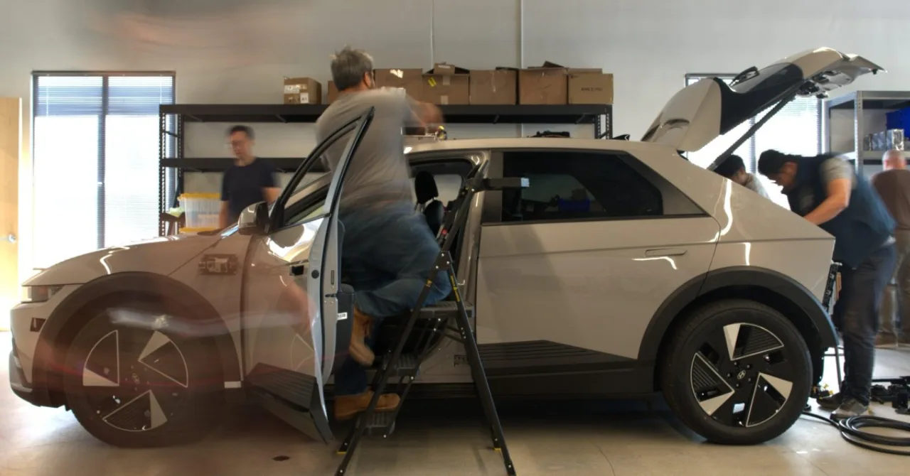 Close-up de um sensor tecnológico moderno acoplado ao teto de um carro autônomo circulando em uma rua urbana
