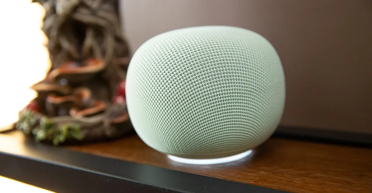 Google Home Speaker com luz azul ao fundo, ao lado de um ícone de Wi‑Fi e um gráfico exibindo alto consumo de dados