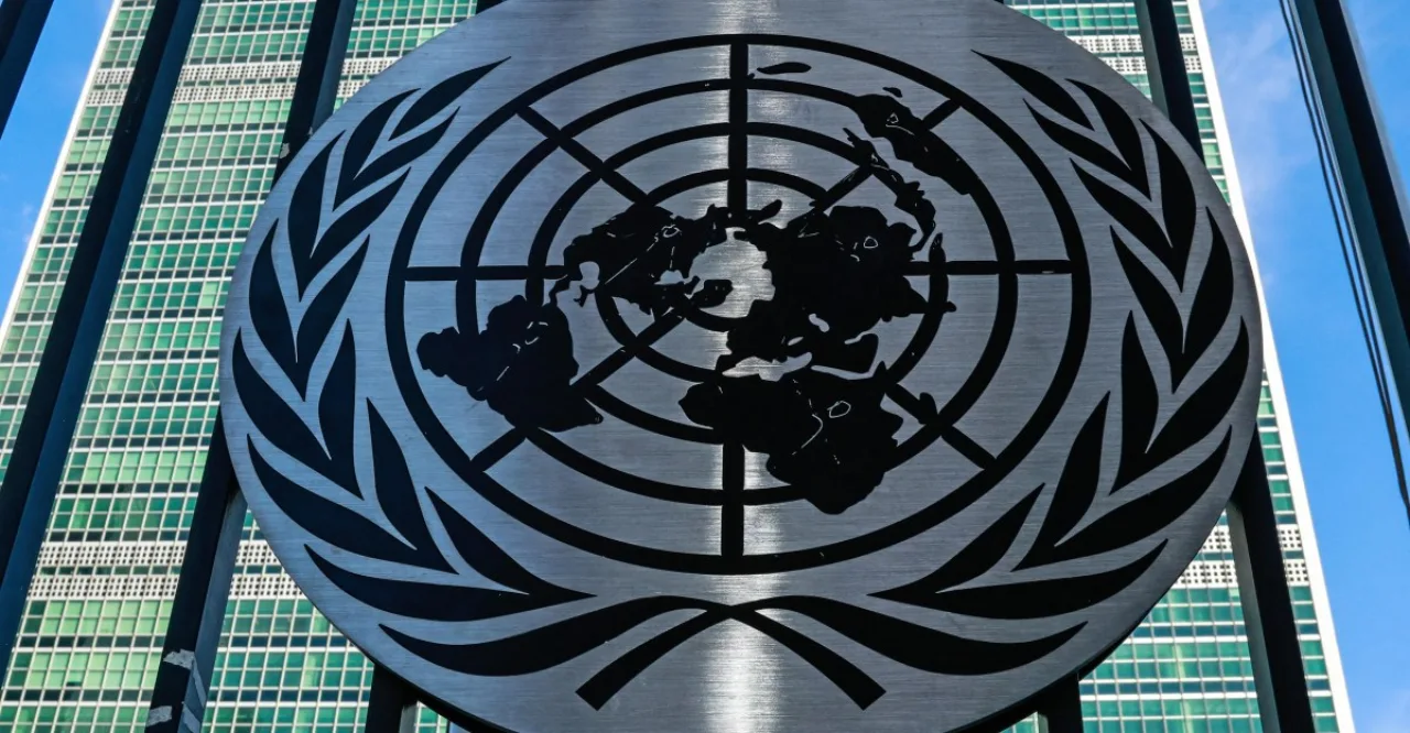 Robô estilizado da OpenAI sobre um monitor exibindo o portal de estatísticas da UNCTAD, com globo ao fundo