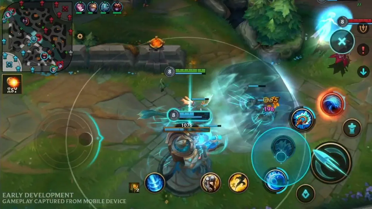 Jogador de e‑sports vestindo camiseta da LCK faz agachamento com halteres ao lado de console e garrafa d'água