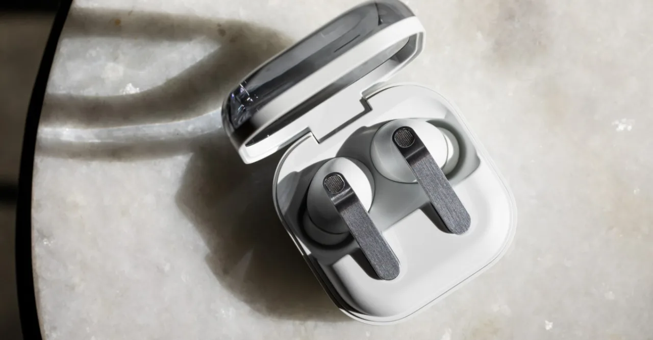 Jovem correndo ao ar livre, usando fones over‑ear Galaxy H1 e camiseta esportiva azul, com os auriculares claramente visíveis