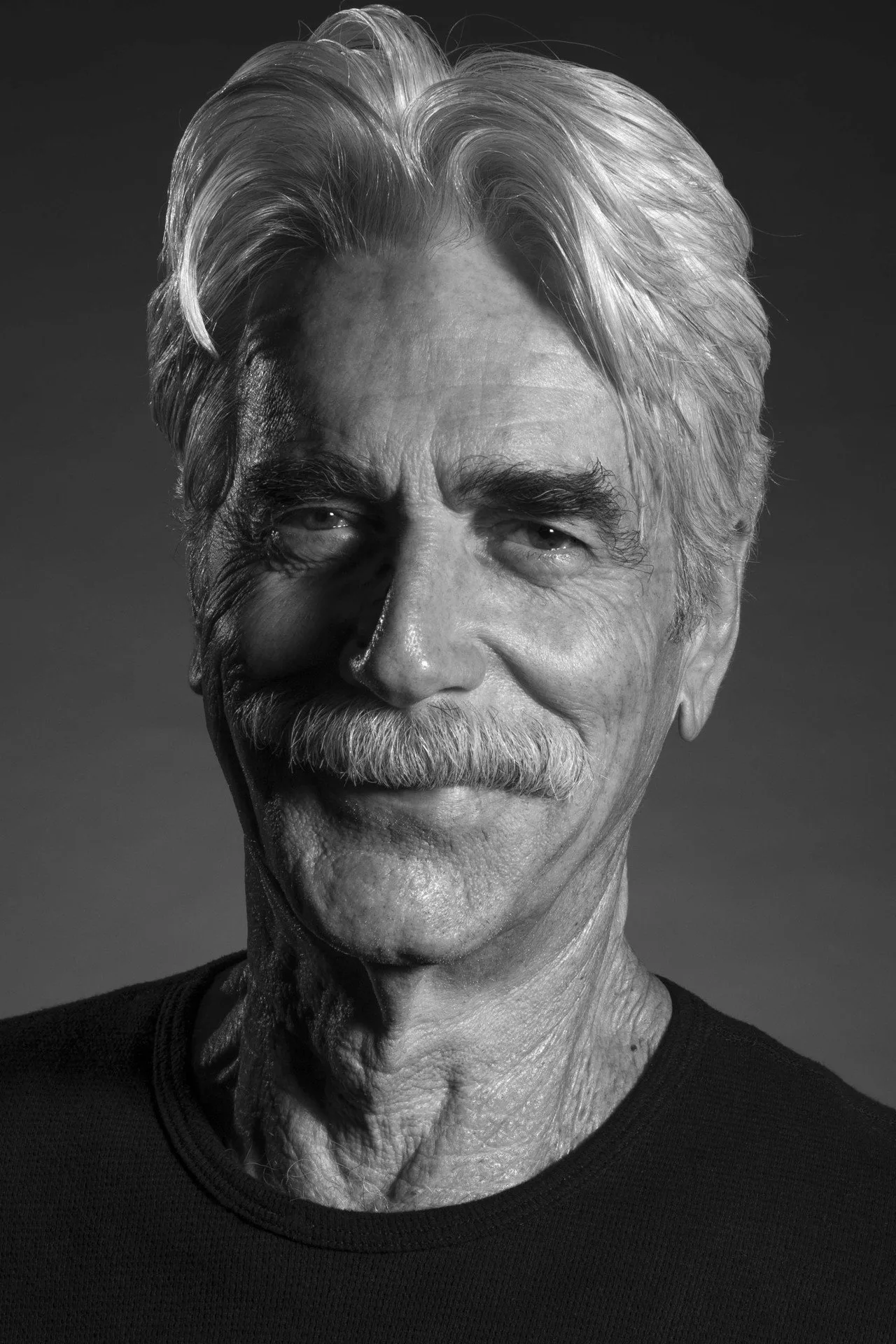 Homem musculoso fazendo flexões sobre cerca de madeira, com uma rosa amarela ao alcance da mão