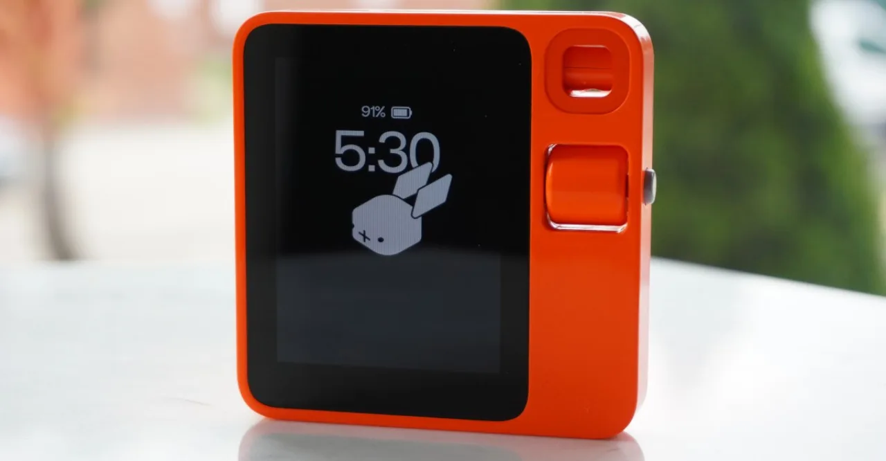 Tela do navegador exibindo o assistente OS3 da Rabbit ao lado do logotipo da empresa em fundo escuro