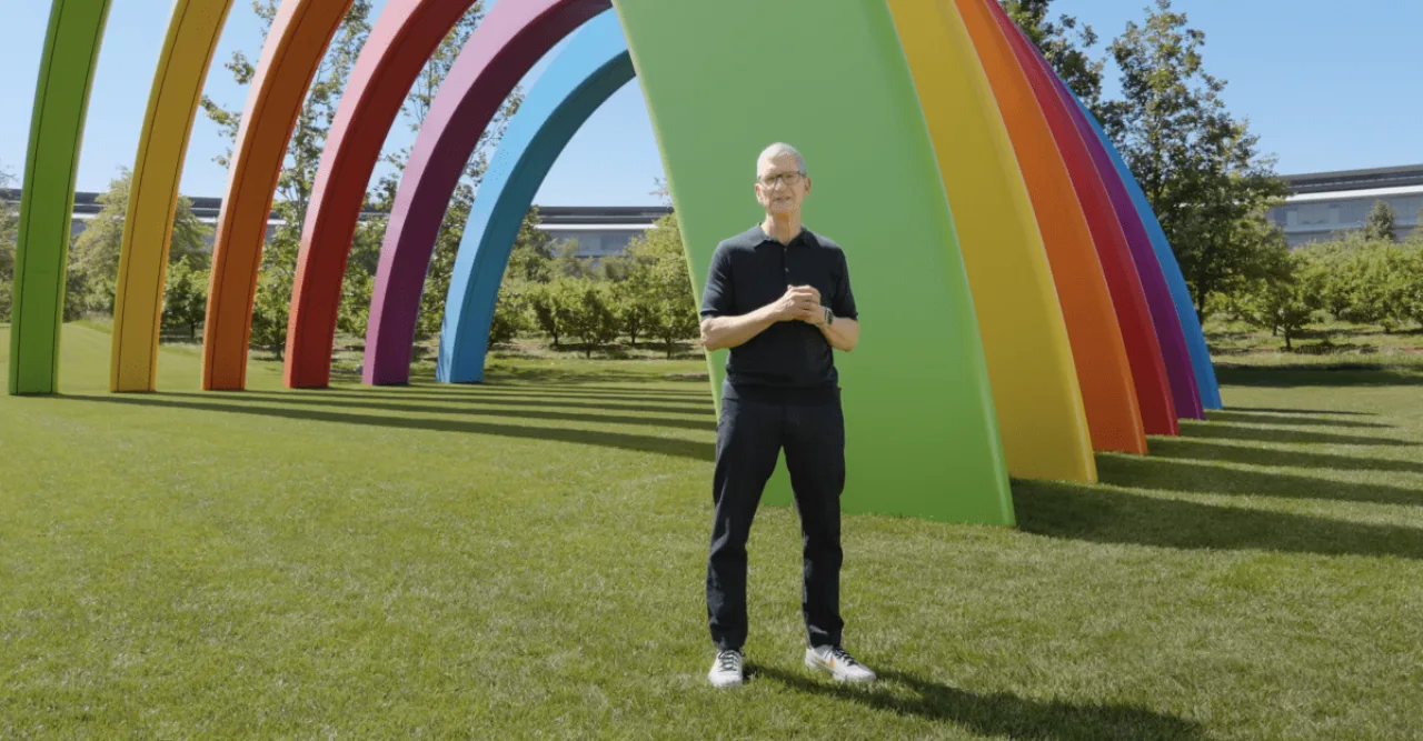 Usuário pratica yoga ao ar livre, segurando um iPhone exibindo gráficos de saúde e a nova Siri IA