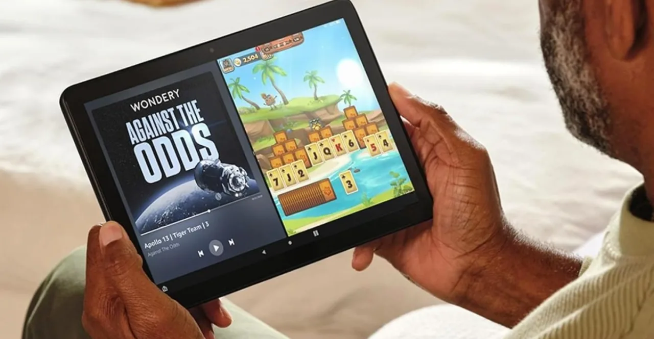 Jovem fazendo exercício com Fire HD 10 exibindo app de treino ao lado de garrafa d'água e halteres