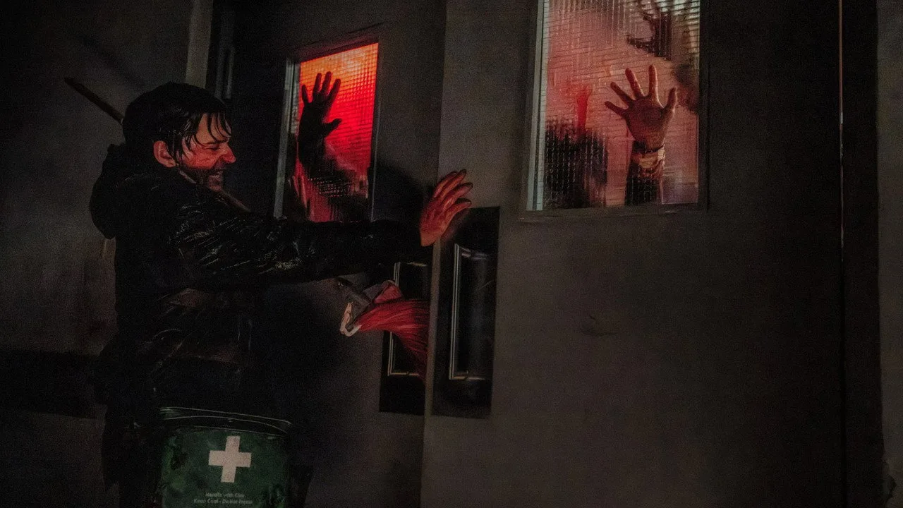 Jovem em roupa de treino suando, segurando um controle de videogame, ao fundo luzes de laboratório assustador