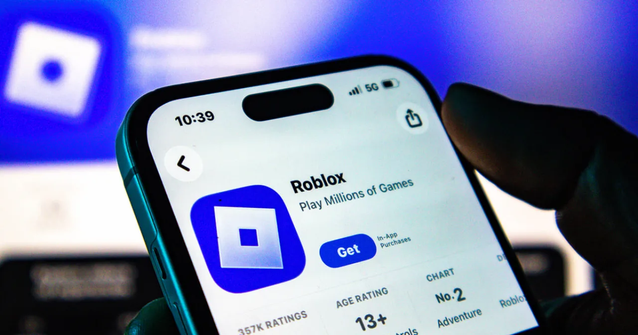 Logotipo do Roblox cercado por ícones de IA e avatares 3D da plataforma
